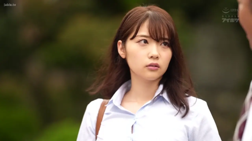 严肃 · 脸部 · 站立 · 剧情 · 衬衫 · 注视 · 户外 · 单肩包