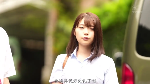 严肃 · 站立 · 白色衬衫 · 面部特写 · 注视 · 户外 · 汽车 · 日光