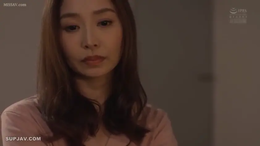 室内 · 坐姿 · 忧郁 · 脸部 · 注视 · 长发 · 粉色上衣