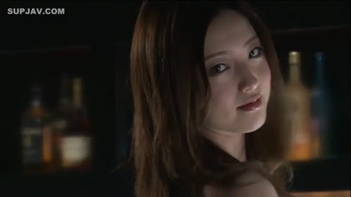 回眸 · 面部特写 · 昏暗灯光 · 凝视 · 酒吧 · 裸肩 · 诱惑表情 · 酒瓶背景