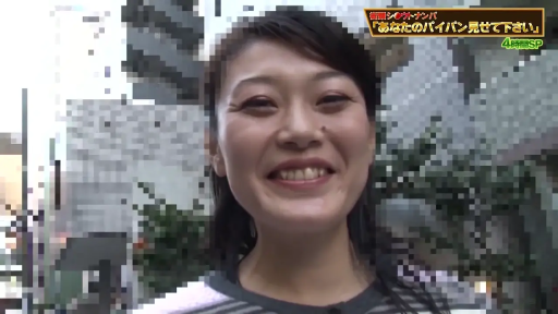 Close-up of the face · Outdoor · Striped top · 正对镜头