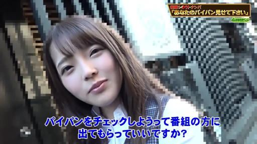 Close-up of the face · Standing Posture · Smile · Business attire · 注视镜头 · Outdoor Street · 街头采访 · 字幕条