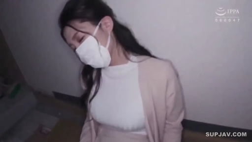 Indoor · Close-up of the face · 巨乳 · Close your eyes · Against the wall · 口罩 · White high-neck sweater · 昏睡