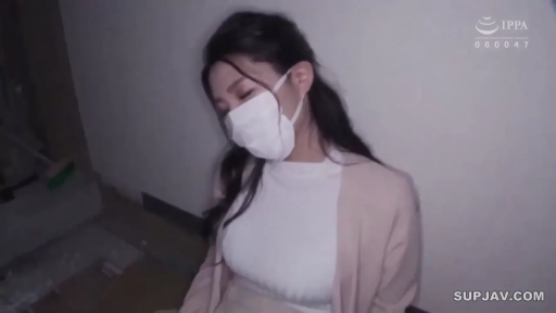 室内 · 中景 · 闭眼 · 常服 · 长发 · 口罩 · 靠坐 · 昏睡