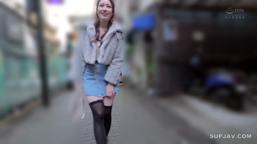 羞涩 · 手提包 · 走姿 · 户外街道 · 过膝袜 · 全身照 · 毛绒外套 · 遮口笑