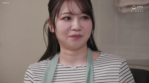 室内 · 坐姿 · 面部特写 · 居家 · 注视 · 条纹上衣 · 腼腆 · 背景物品