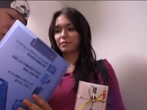 室內 · 专注 · 站立 · 半身 · 文件夹 · 紫色長袖 · 亚洲 · 沟通