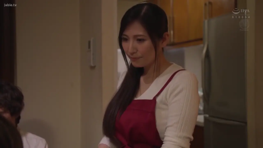 站立 · 微笑 · 半身 · 注视 · 厨房 · 围裙 · 冰箱 · 人妻