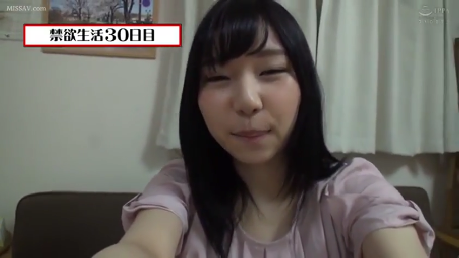 座り姿勢 · 顔部のクローズアップ · 寝室 · 微笑 · カメラに向かって · 窗帘 · ピンクの上着 · 禁欲生活