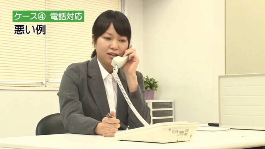 交谈 · 站立 · 字幕 · 走廊 · 笑容 · 连衣裙 · 啤酒罐