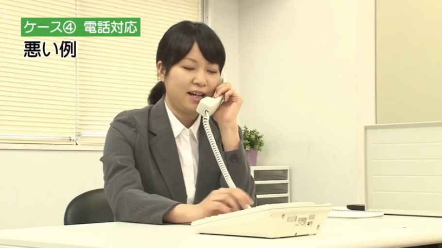 室内 · 脸部 · 站立 · 字幕 · 微笑 · 对话 · 红色内衣
