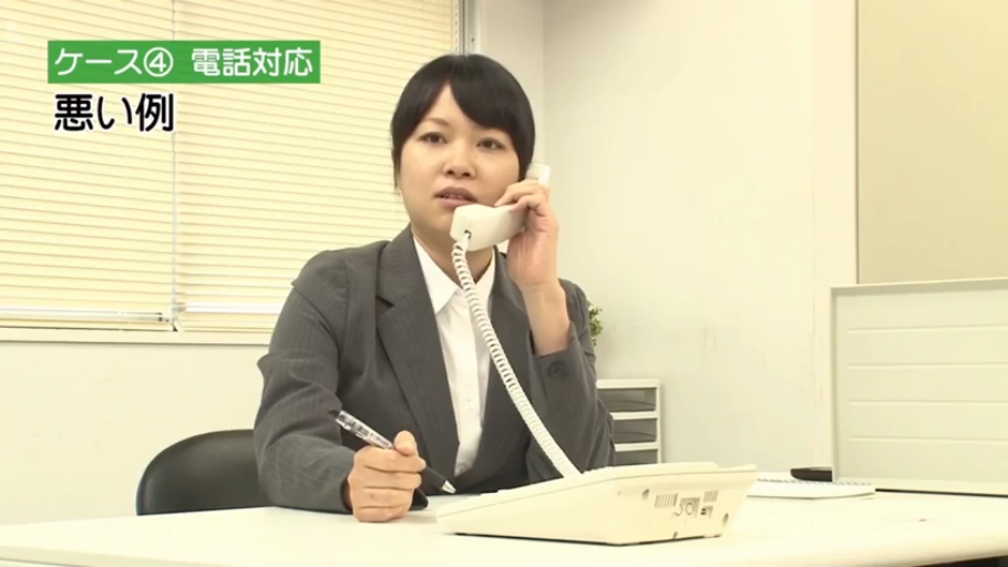 坐姿 · 近景 · 座椅 · 室内客厅 · 开心 · 日常生活 · 米色休闲外套 · 遮脸大笑