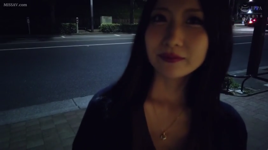 脸部 · 站立 · 微笑 · 注视 · 街道 · 休闲服