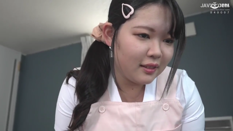 坐姿 · 胸部 · 耳机 · 昏暗 · 蕾丝衫 · 被猥亵 · 电影院 · 困扰