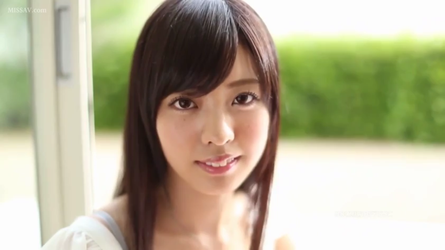 Indoor · Close-up of the face · Smile · White top · Gaze · 长发 · 正对镜头