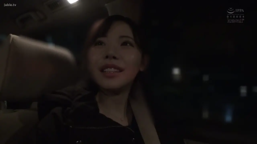 面部 · 沉思 · 忧郁 · 卧室 · 熟女 · 靠墙姿 · 淡绿色居家服