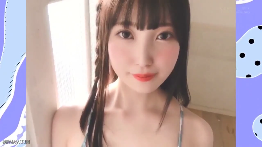 全裸 · 享受 · 仰卧 · 成人内容 · 滴管 · 面部与胸部 · 卧室床上 · 伸舌滴药