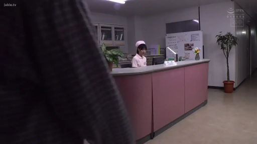 坐姿 · 护士服 · 办公桌 · 自然 · 第一人称视角 · 远景 · 医院前台 · 值班