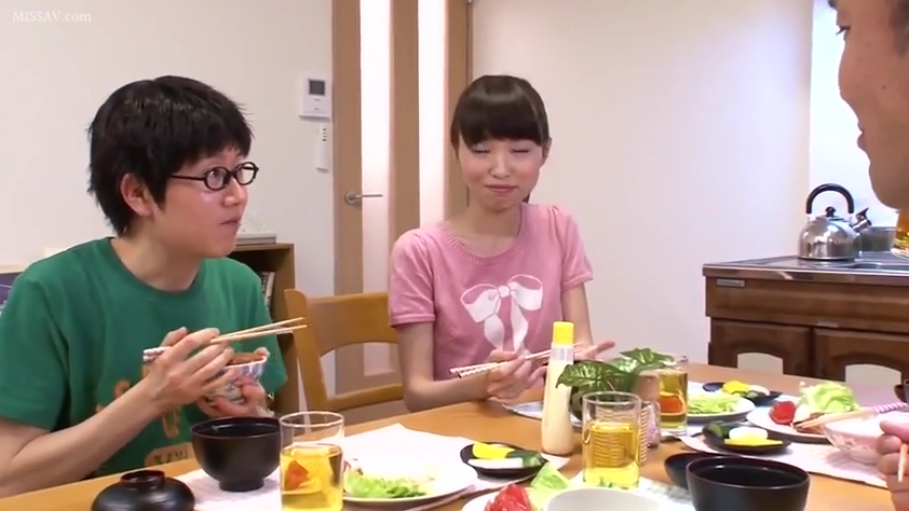 全身 · 卧室 · 站立 · 落地灯 · 整理衣服 · 白色露肩上衣 · 平淡忧郁 · 男人侧面