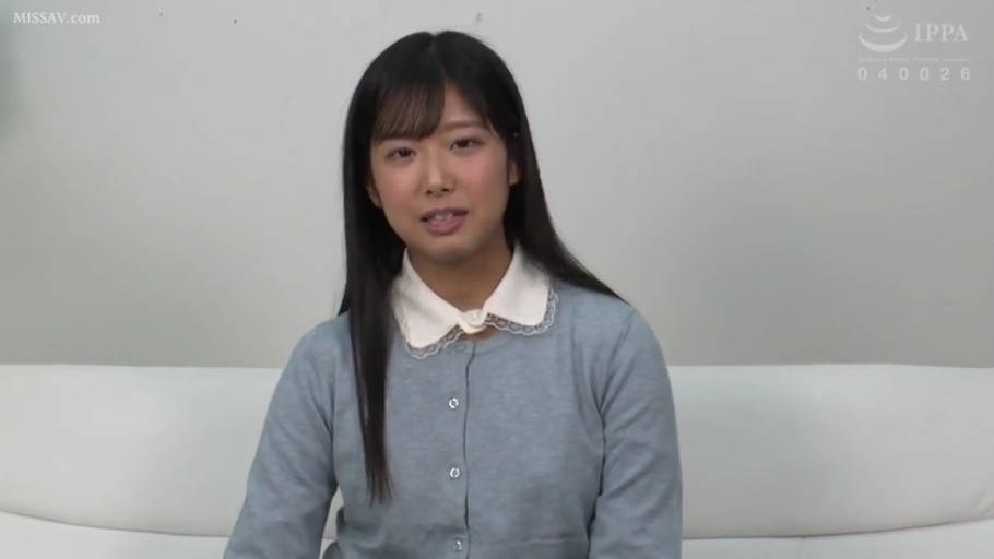 坐姿 · 微笑 · 半身 · 说话 · 采访视角 · 室内背景 · 翻领衬衫