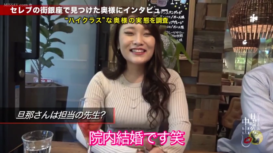 严肃 · 浅蓝色无袖衬衫 · 办公室 · 站立 · 侧身 · 多人 · 工牌 · 手搭肩膀