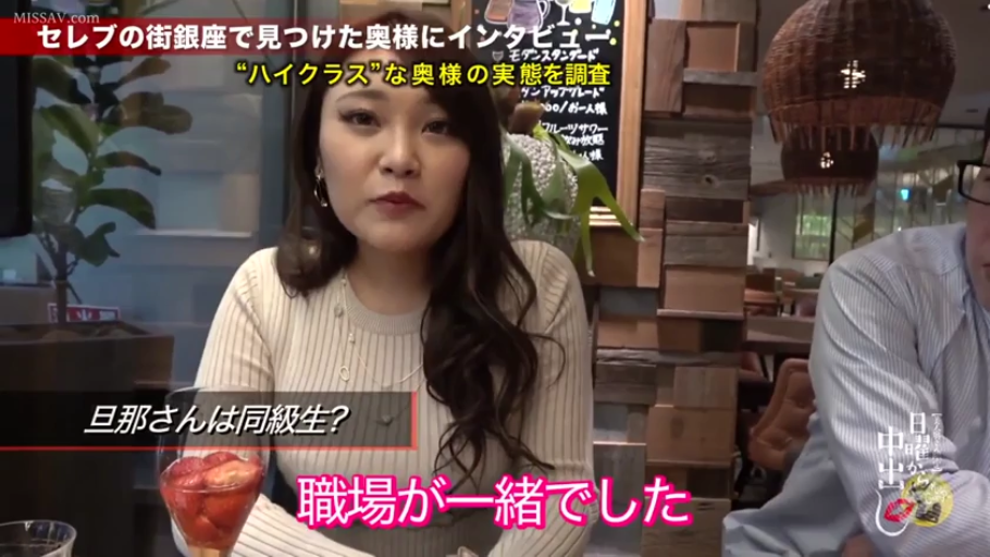 交谈 · 站立 · 客厅 · 远景 · 平淡 · 窗帘 · 日常 · 粉色短裤