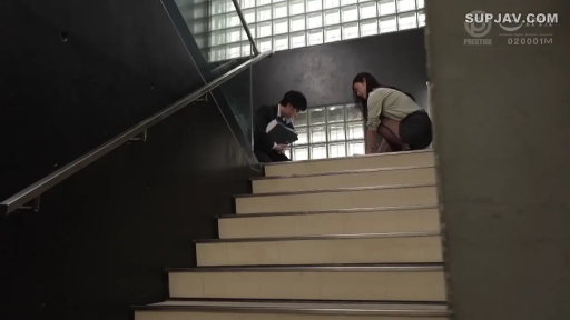 专注 · 蹲姿 · 职业装 · 楼梯间 · 远景 · 职场 · 纸张 · 捡拾文件