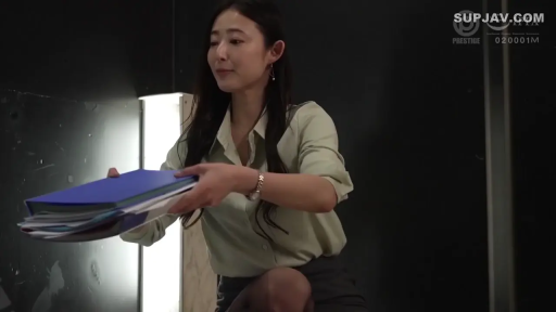 办公室 · 微笑 · 跪姿 · 半身 · 职业装 · 文件夹 · 职场 · 拿文件夹