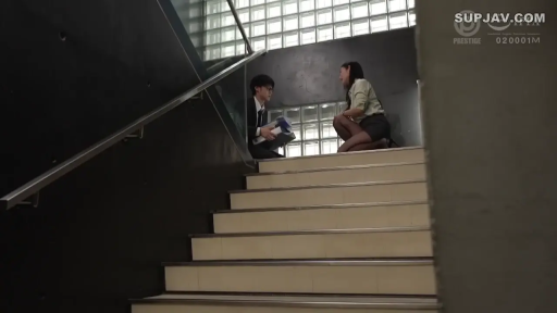 黑色背景 · 职业表情 · 蹲姿 · 上半身 · 蓝色文件夹 · 浅绿色衬衫 · 职场氛围 · 整理文件夹