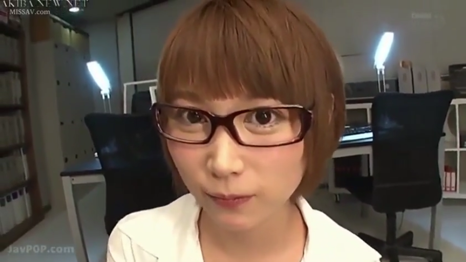 坐姿 · 眼镜 · 脸部特写 · 办公室 · 自然 · 职业装 · 注视 · 短发