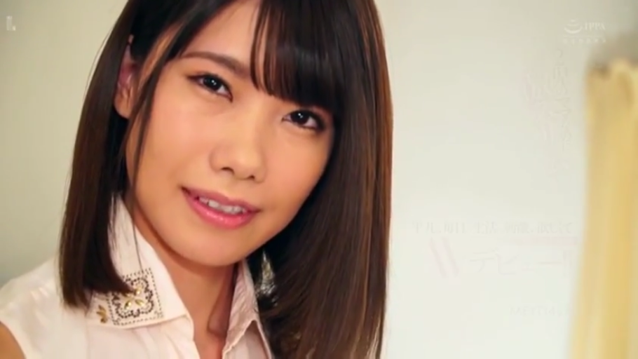 室内 · 脸部特写 · 白衬衫 · 微笑 · 注视 · 侧头 · 日本女性