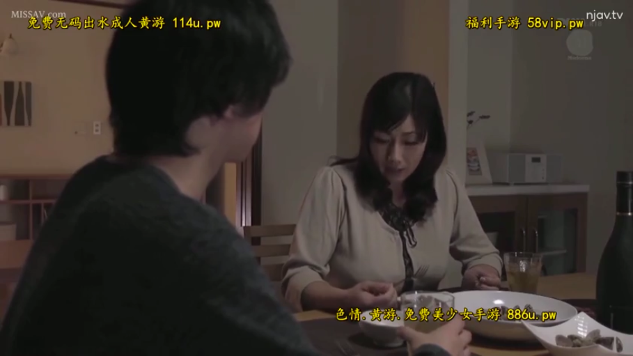 坐姿 · 交谈 · 忧郁 · 酒瓶 · 餐厅 · 熟女 · 浅色针织衫