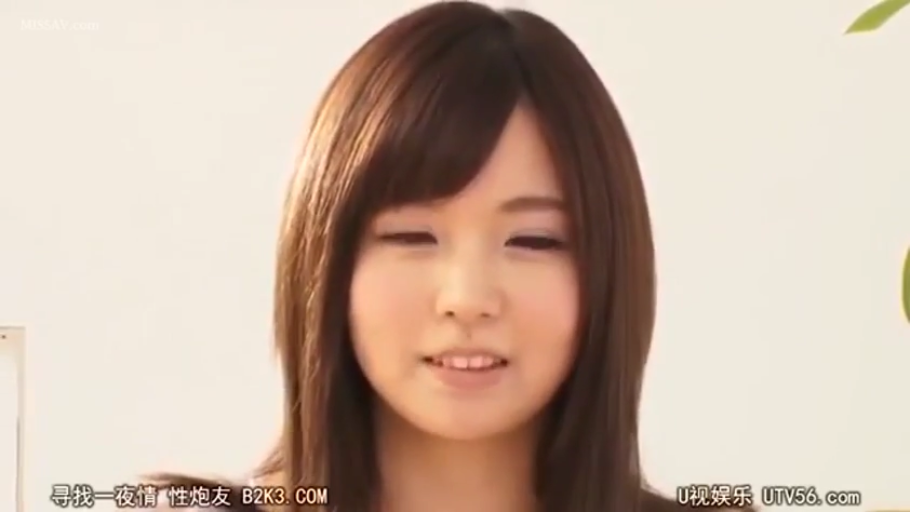 单人 · 站立 · 展示 · 全景 · 微笑 · 休闲服 · 玄关 · 镜子