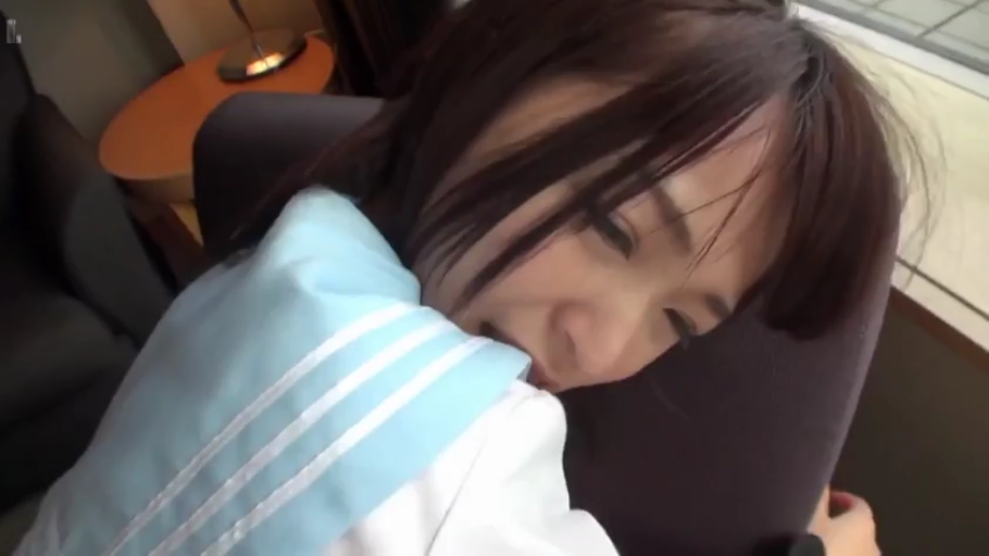 室内 · 微笑 · 面对镜头 · 面部特写 · 椅子 · 水手服 · 趴伏 · 黑色长发