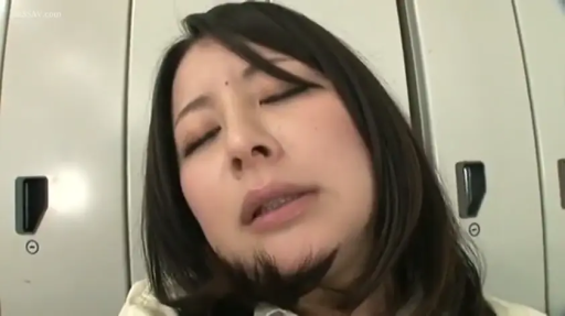 脸部特写 · 白衬衫 · 更衣室 · 仰头