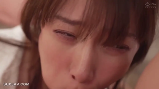 室内 · 脸部特写 · 浅色上衣