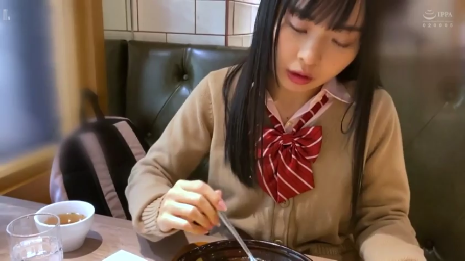 坐姿 · 校服 · 平靜 · 半身 · 餐厅 · 進食 · 日常 · 餐具