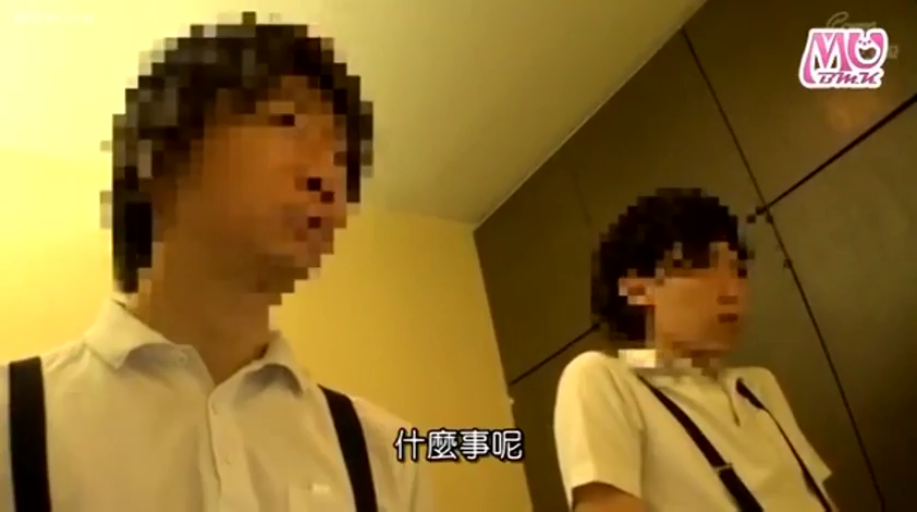 Indoor · Sitting Posture · Serious · 白衬衫 · Half-body · 面试 · 男同