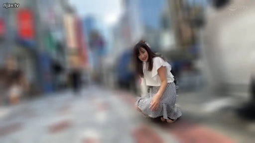 卧室 · 陶醉 · 枕头 · 亲吻 · 上半身特写 · 躺卧 · 年龄差 · 灰色短裤与白色背心