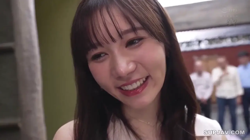 站姿 · 项链 · 面部特写 · 注视镜头 · 户外街道 · 微笑表情 · 白色便装 · 美少女