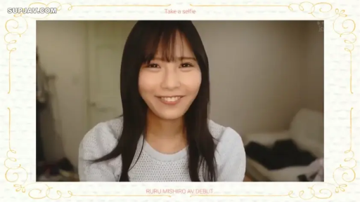 室内 · 脸部特写 · 微笑 · 面对镜头 · 正面坐姿 · 浅蓝色镂空针织衫 · 新人出道介绍