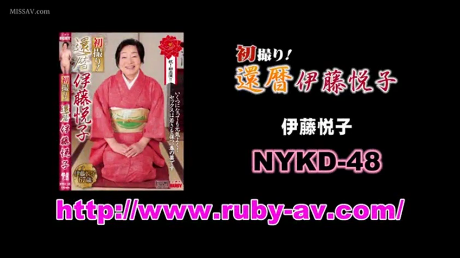 坐姿 · 交谈 · 卧室 · 中景 · 床 · 自然 · 剧情剧照 · 休闲服长裙
