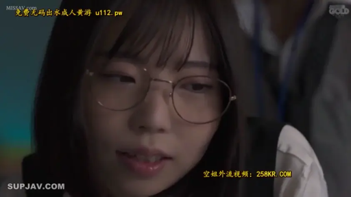 坐姿 · 脸部 · 眼鏡 · 眼鏡 · 专注 · 办公室 · 注視 · OL