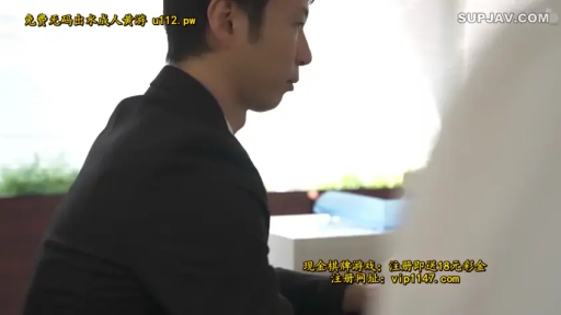 室内 · 坐姿 · 严肃 · 凝视 · 西装 · 水印 · 侧脸