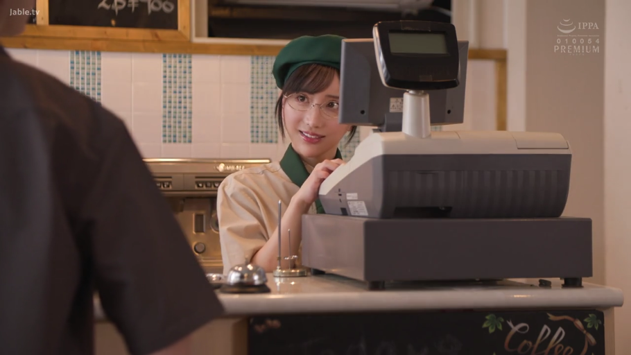 贝雷帽 · 站立 · 中景 · 微笑 · 职场 · 咖啡厅 · 收银机 · 收银