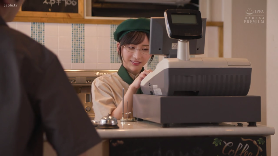 站立 · 中景 · 微笑 · 工作服 · 咖啡店 · 职业女性 · 收银机 · 收银