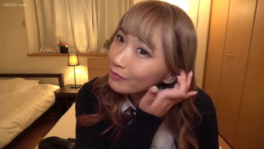 坐姿 · 卧室 · 微笑 · 台灯 · 面部特写 · 制服 · 长发 · 撩发