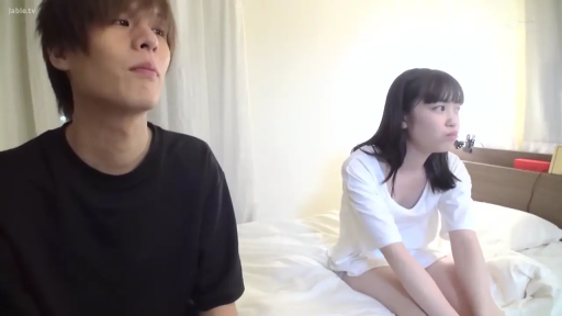 座り姿勢 · 中景 · 枕头 · 交流 · 白色宽松T恤 · 寝室ベッド · 家庭シーン · 疑惑