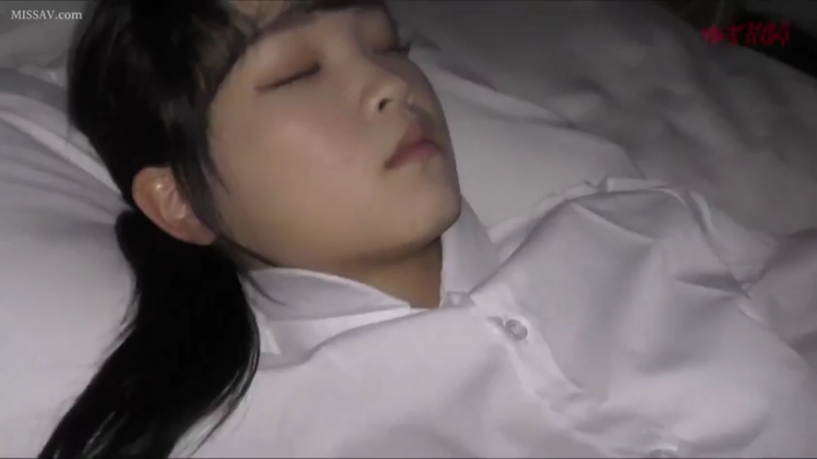 面部 · 臥室 · 閉眼 · 枕頭 · 白色襯衫 · 躺卧 · 睡眠