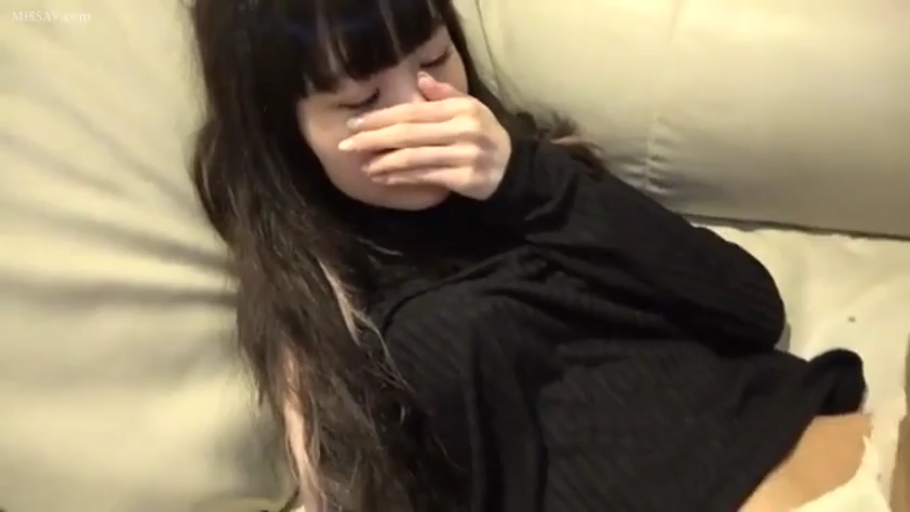 面部 · 沙发 · 齐刘海 · 黑色针织衫 · 羞怯 · 手遮口部 · 侧身躺卧